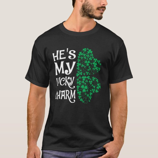 Camiseta Él es mi encanto afortunado Shamrock Parejas coinc (Anverso)