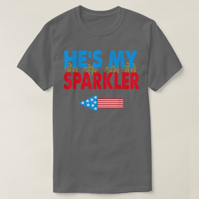 Camiseta Él es mi esparkler 4 de julio Su y el suyo coincid (Diseño del anverso)