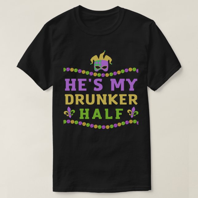 Camiseta Él Es Mi Pareja De Márdi Gras Medio Graciosa De Bo (Diseño del anverso)