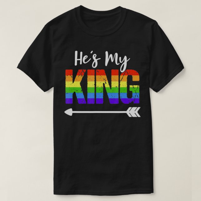 Camiseta Él es mi rey que combina traje de pareja gay con é (Diseño del anverso)