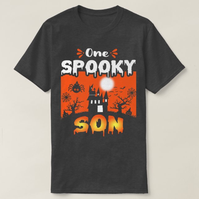 Camiseta El espeluznante diseño de Halloween acosado por la (Diseño del anverso)
