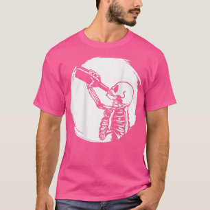Camiseta el esqueleto fresco está bebiendo cerveza y