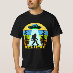 Camiseta El extranjero de pie grande cree