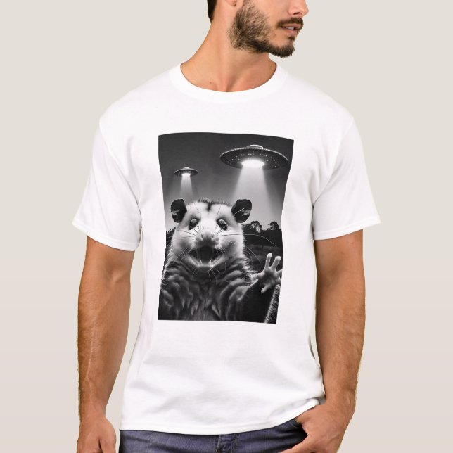 Camiseta El extraño Alien Possum UFO Possum Selfie con OVNI (Anverso)