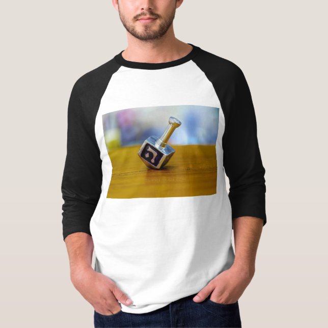Camiseta El feliz Hanukkah de SlipperyJoe girando a cuatro  (Anverso)