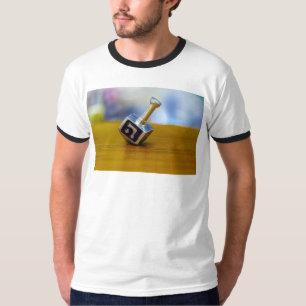 Camiseta El feliz Hanukkah de SlipperyJoe girando a cuatro