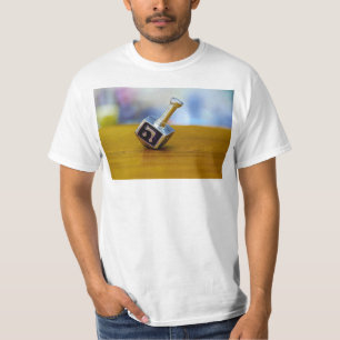Camiseta El feliz Hanukkah de SlipperyJoe girando a cuatro