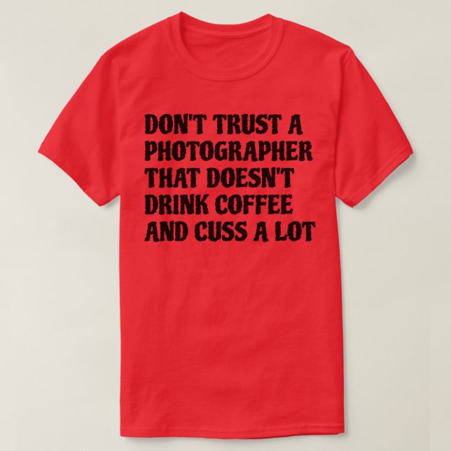 Camiseta El Fotógrafo Que Bebe Café Cuesta Mucho (Diseño del anverso)