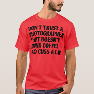 Camiseta El Fotógrafo Que Bebe Café Cuesta Mucho