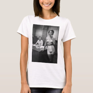Camiseta El fumar modelo de la ropa interior en una oficina