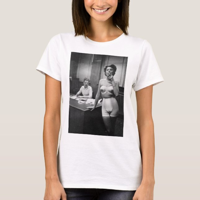 Camiseta El fumar modelo de la ropa interior en una oficina (Anverso)