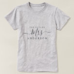 Camiseta El futuro de la Sra. Moda Script Nombre personaliz<br><div class="desc">Futuro Sra. moderna camiseta de nombre personalizado con el texto Sra. en la caligrafía de escritura negra y elegante. Simplemente agrega el nombre de la novia para ser y el regalo perfecto de la ducha de novia está listo para que usted lo dé. Diseñado exclusivamente para usted por Happy Dolphin...</div>