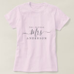 Camiseta El futuro de la Sra. Moda Script Nombre personaliz<br><div class="desc">Futuro Sra. moderno nombre personalizado camiseta rosa con el texto Sra. en la elegante caligrafía de escritura negra. Simplemente agrega el nombre de la novia para ser y el regalo perfecto de la ducha de novia está listo para que usted lo dé. Diseñado exclusivamente para usted por Happy Dolphin Studio....</div>