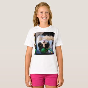 Camiseta El gato está acostado en la cama
