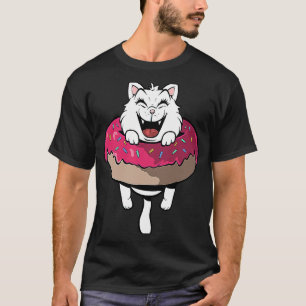 Camiseta El gato lindo en los donuts de anillo de donut