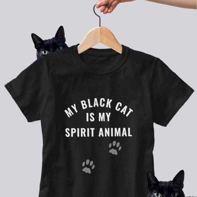 Camiseta El gato negro es mi lema cómico animal espiritual (If your black cat is your spirit animal, this is the t-shirt to wear)