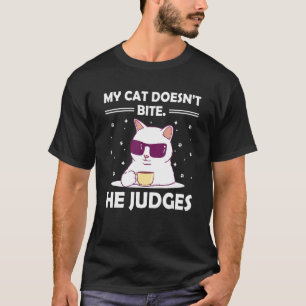 Camiseta El gato no muerde, él juzga al gato Humor de gat