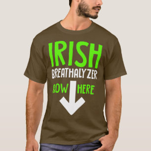 Camiseta El gracioso alcoholímetro irlandés sopla aquí día 