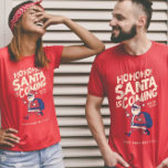 Camiseta El gracioso Papá Noel viene para los Navidades del<br><div class="desc">¡El curioso Santa viene a la ciudad! Gran camiseta de regalo que recibirá algunas risas de tus amigos. Usa este té y trae alegría durante las vacaciones de este invierno, día de gracias o Navidad. Este diseño hace un gran regalo para hombres y mujeres, novios y novias, y esposos y...</div>