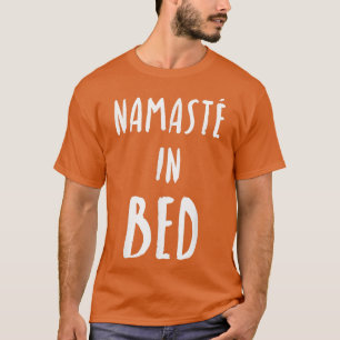 Camiseta El gracioso yoga de Namaste en la cama 