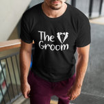 Camiseta El GROOM (nombre)<br><div class="desc">Al novio le encantará esta camiseta cuando se prepare para su gran día. El texto dice el GROOM. El mismo texto y color se repite en la parte posterior de esta camiseta. El texto es una imagen para que el color pueda cambiarse a cualquiera que elija.</div>