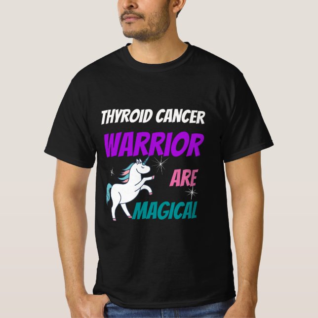 Camiseta El guerrero del cáncer de tiroides es mágico (Anverso)