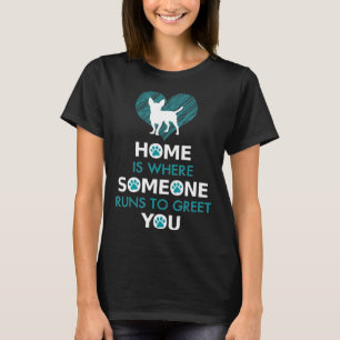 Camiseta El Hogar Divertido Del Perro Está Con El Perro
