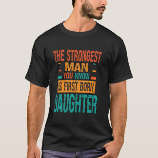 Camiseta El Hombre Más Fuerte Que Conoces Es La Primera Hij