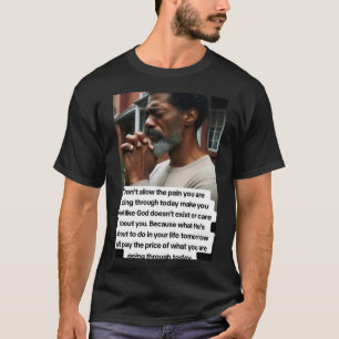 Camiseta el hombre necesita serlo, este lema te hará ser no