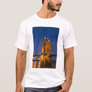 Camiseta El horizonte de Cincinnati, Ohio, EE. UU. al anoch