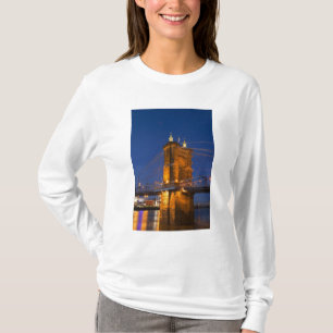 Camiseta El horizonte de Cincinnati, Ohio, EE. UU. al anoch