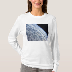 Camiseta El horizonte de la tierra contra la negrura del