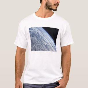 Camiseta El horizonte de la tierra contra la negrura del