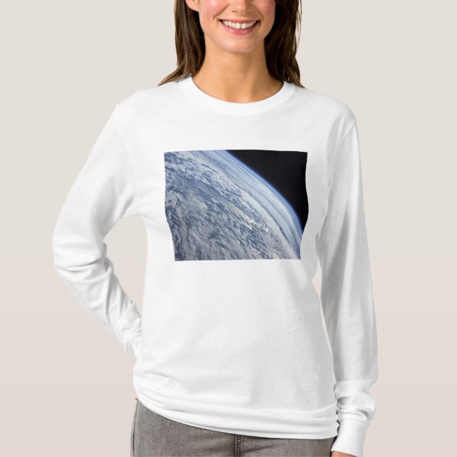 Camiseta El horizonte de la Tierra contra la oscuridad del  (Anverso)