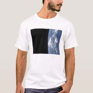 Camiseta El horizonte de la Tierra y la oscuridad del espac