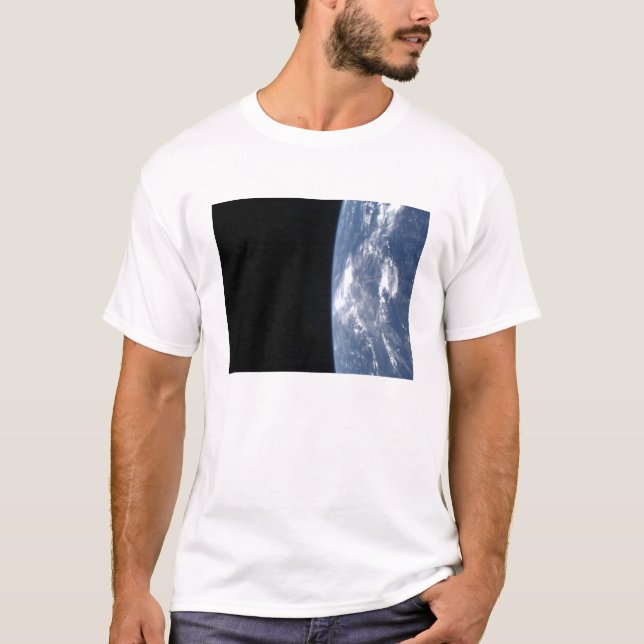 Camiseta El horizonte de la Tierra y la oscuridad del espac (Anverso)
