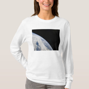 Camiseta El horizonte y la negrura de la tierra del espacio