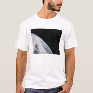 Camiseta El horizonte y la negrura de la tierra del espacio