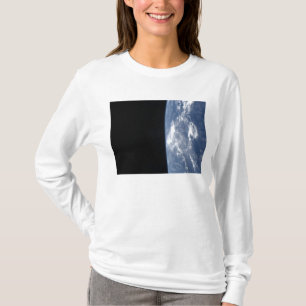Camiseta El horizonte y la negrura de la tierra del espacio