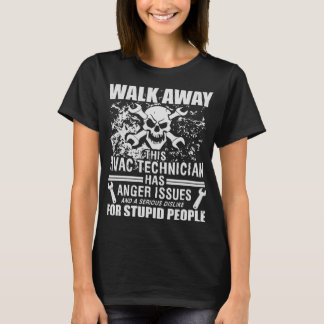 Camiseta el ir este técnico de la HVAC tiene en de los