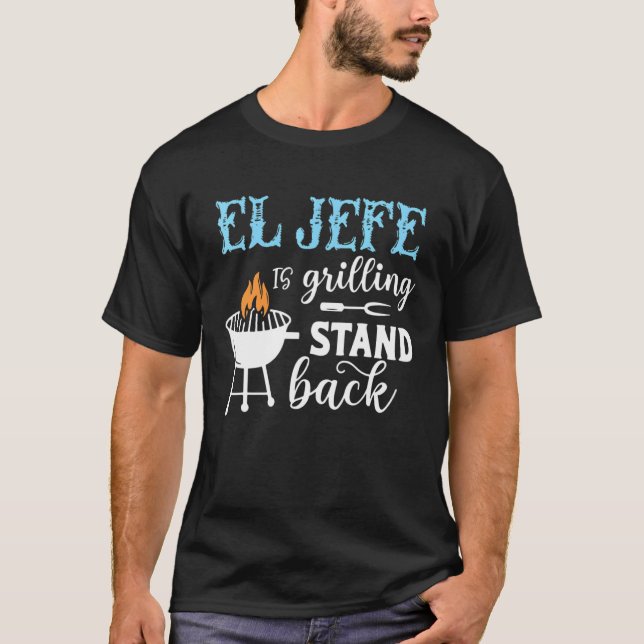 Camiseta El jefe parrillando de nuevo a papá mexicano Playe (Anverso)