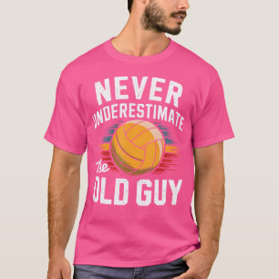 Camiseta El jugador de voleibol nunca subestima al viejo