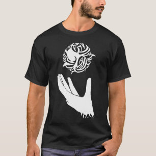 Camiseta El jugar con el tatuaje tribal del fuego