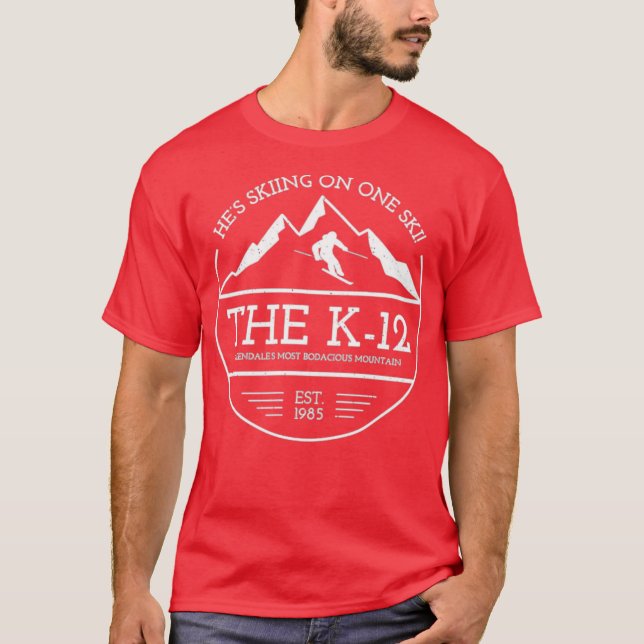 Camiseta El K-12 que está esquiando en un solo esquí (Anverso)