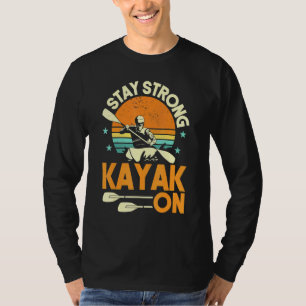 Camiseta El Kayak Se Mantiene Fuerte En Kayak En El Atardec