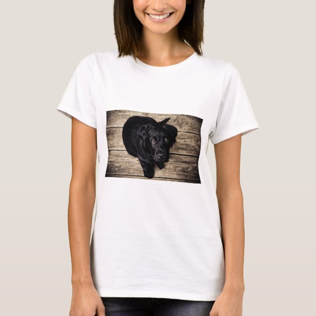 Camiseta El Labrador Negro recupera una pipa en la madera (Anverso)