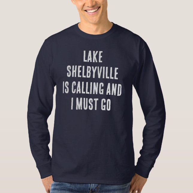Camiseta El Lago Shelbyville Está Llamando Y Debo Ir A Pesc (Anverso)