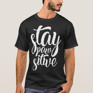 Camiseta El lema de las letras de "Stay Pawsitive Cute Funn