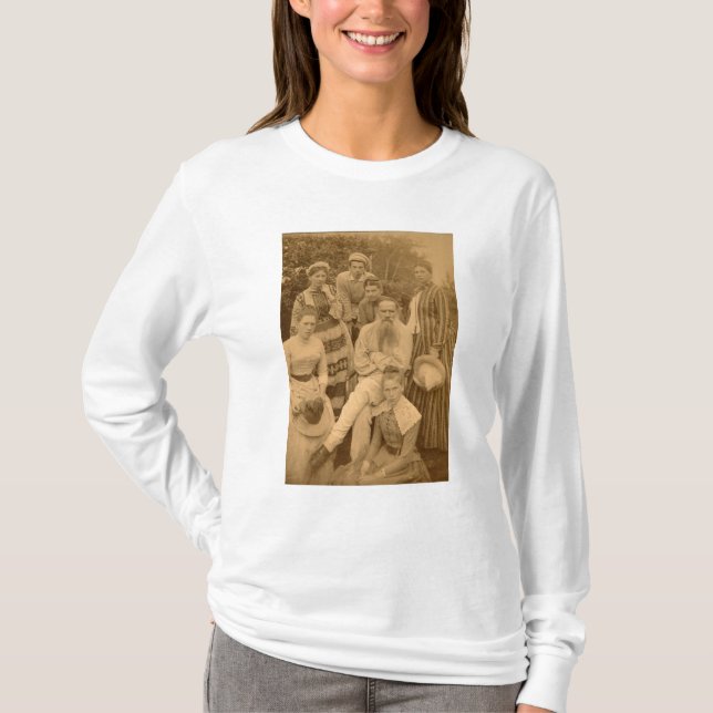 Camiseta El León Tolstói autor con su familia (Anverso)