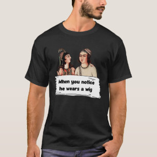 Camiseta Él lleva una peluca